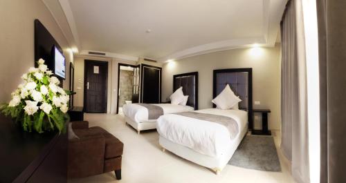 Postel nebo postele na pokoji v ubytování Tempoo Hotel Marrakech City Centre Adults Only