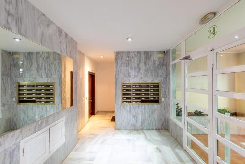 un pasillo con una pared de puertas de cristal en Apartamento Torremolinos Lc, en Torremolinos