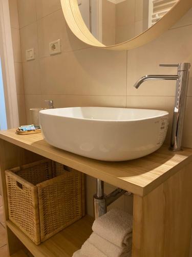 een badkamer met een witte wastafel en een spiegel bij Casa dell'Olmo in Orvieto