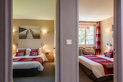 Ένα ή περισσότερα κρεβάτια σε δωμάτιο στο Logis Hôtel Beau Site