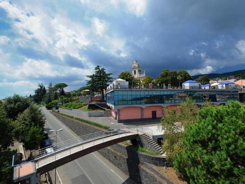 un pont sur une route avec un bâtiment en arrière-plan dans l'établissement B&B Casa Althea, à Milo