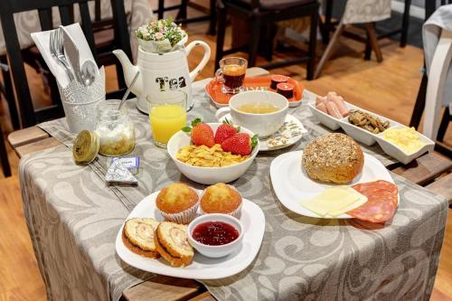 un tavolo sormontato da piatti di cibi e bevande per la colazione di Inn Bairro Alto BA Sweet a Lisbona