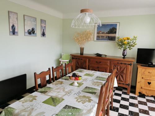une salle à manger avec une table et un chiffon de table dans l'établissement Gite CLEVACANCES, à Laval-du-Tarn
