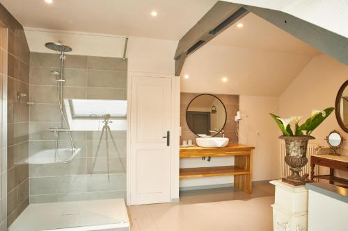 a bathroom with a shower and a sink at Domaine Utah Beach - Le Grand Hard in Sainte-Marie-du-Mont