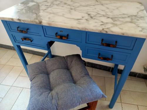 a blue desk with a marble counter top and a couch at La Piramide in Manarola