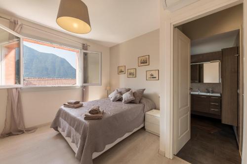 Schlafzimmer mit einem Bett, einem Fenster und einem Waschbecken in der Unterkunft Villa privata con piscina Colonno in Colonno