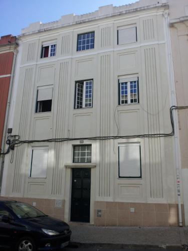 a building with a car parked in front of it at Apartamento nas Olaias a 5 minutos da Faculdade ISEL e IST in Lisbon