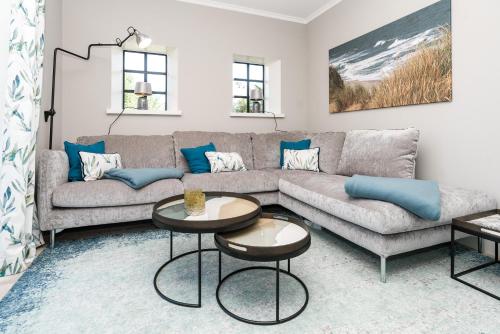 a living room with a couch and a table at Loddis Hüs in Wenningstedt