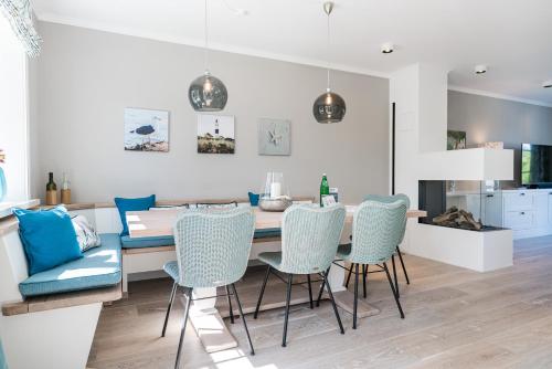 a kitchen and dining room with a table and chairs at Loddis Hüs in Wenningstedt
