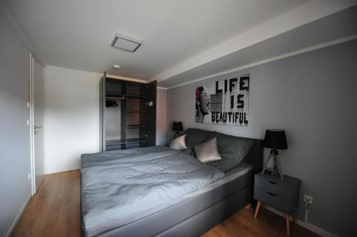 a small bedroom with a bed and a mirror at Appartm. Schwarzen Pfuhl in Willich