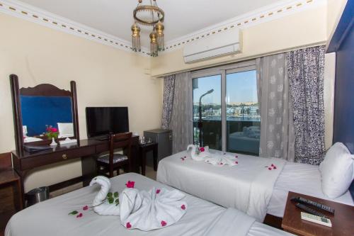 Postel nebo postele na pokoji v ubytování Philae Hotel Aswan