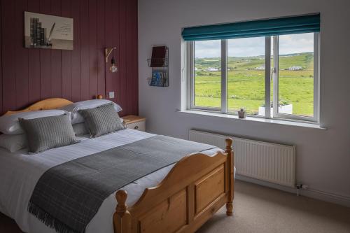 Katil atau katil-katil dalam bilik di Doolin View B&B