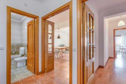 um corredor com duas portas e uma casa de banho com WC em Casa Maria Luísa em Pataias