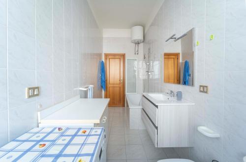 阿尔盖罗Onda Blu的带马桶、水槽和浴缸的浴室