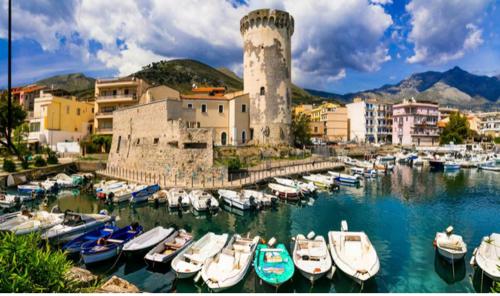 un gruppo di barche in un porto con una torre di Luxury apartment Vitruvio a Formia