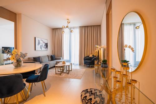 a living room with a table and a mirror at Beach Resort Residences - Platinium Dubai in Dubai