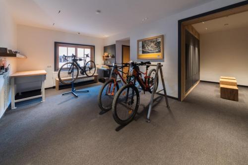una habitación con dos bicicletas estacionadas en una habitación en Haus Sonnenterrasse, en Fiss