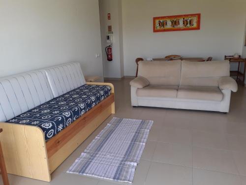 Giường trong phòng chung tại Praia Residence - frente à praia e vista mar