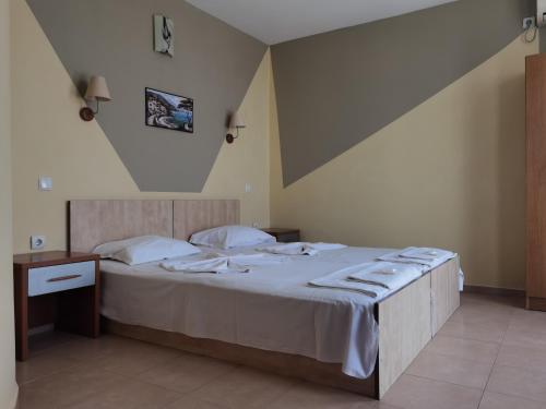 Postel nebo postele na pokoji v ubytování Santorini Sveti Vlas