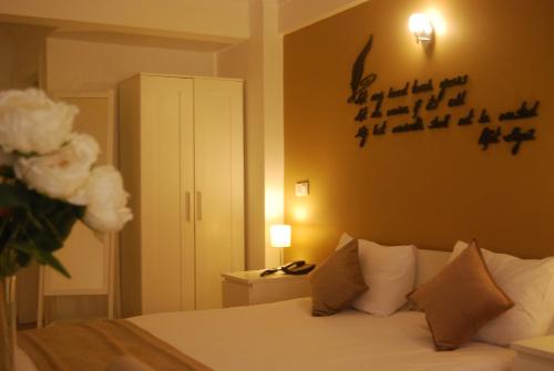 Una cama o camas en una habitación de The Print House Hotel