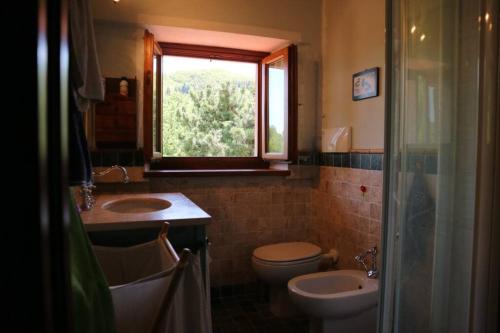 Ванная комната в La Sala Vecchia - Lovely Tuscan Holiday house Badia Prataglia, Casentino Valley