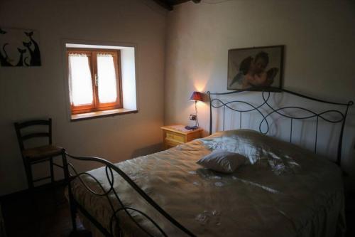 une chambre avec un lit et une fenêtre dans l'établissement La Sala Vecchia - Lovely Tuscan Holiday house Badia Prataglia, Casentino Valley, à Chiusi della Verna