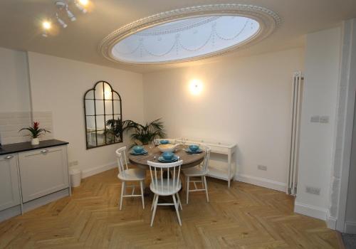 City Centre New Town 2 Bedroom Flat photo 17