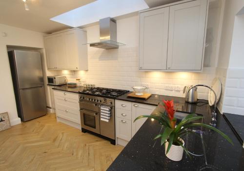 City Centre New Town 2 Bedroom Flat photo 19
