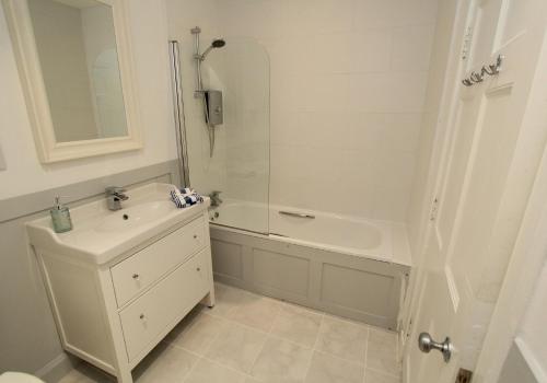 City Centre New Town 2 Bedroom Flat photo 29