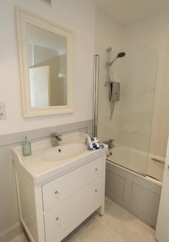 City Centre New Town 2 Bedroom Flat photo 27