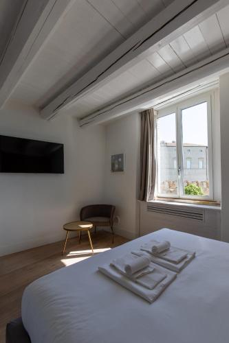 a bedroom with a white bed and a window at Residenza Amblingh in Vasto