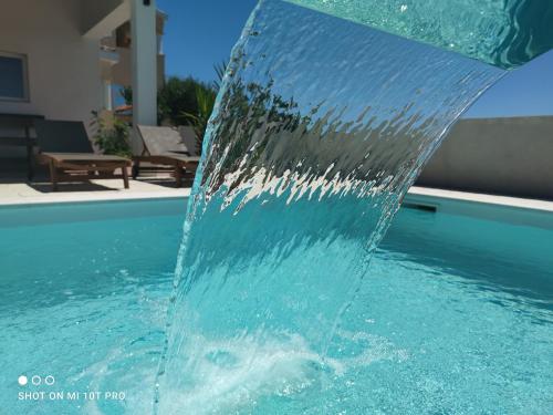 een fontein in een zwembad bij Kuća za odmor in Privlaka