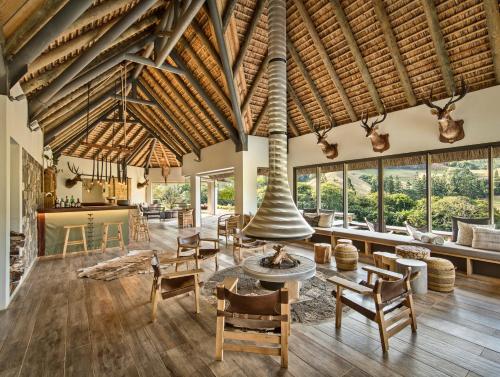 un soggiorno a pianta aperta con un grande soffitto di Ferney Nature Lodge a Mahébourg
