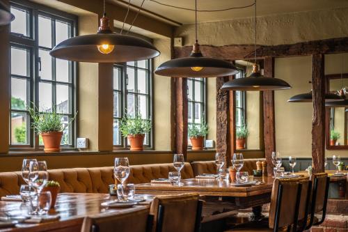 The Cricketers Claveringにあるレストランまたは飲食店