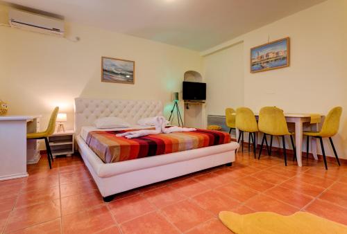 Splendid Apartments في بودفا: غرفة نوم بسرير وطاولة وكراسي