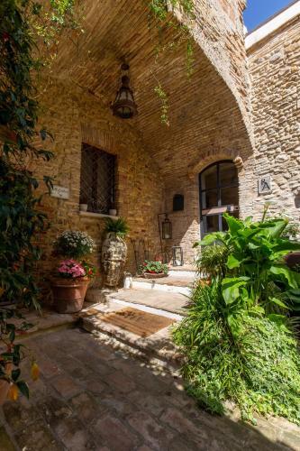 a brick building with a courtyard with a large vase at Residenza Amblingh in Vasto