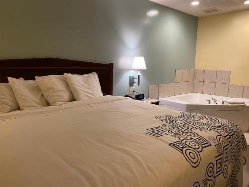 Katil atau katil-katil dalam bilik di Knights Inn & Suites Dublin