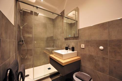 a bathroom with a sink and a shower at Appartm. Schwarzen Pfuhl in Willich