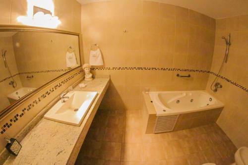 Ένα μπάνιο στο Hostal Del Sol Spa
