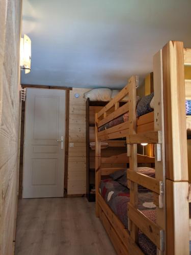 - une chambre avec 2 lits superposés dans une cabine dans l'établissement Duplex Argentière, 50m2, 6 pers, idéalement placé, à Chamonix-Mont-Blanc
