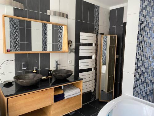 une salle de bain avec deux lavabos et une baignoire dans l'établissement Le Saint-Claude, Appt au coeur de ville, à La Rochelle