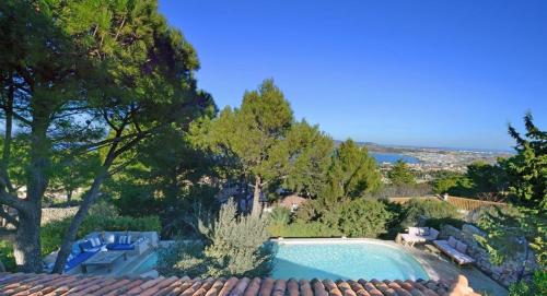 a swimming pool on top of a house at La Singulière in Sète