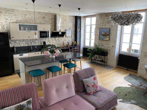 un salon avec une cuisine et une table dans l'établissement Le Saint-Claude, Appt au coeur de ville, à La Rochelle