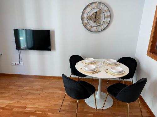 TV a/nebo společenská místnost v ubytování Maison San Isidoro - GARAJE y WIFI GRATUITO