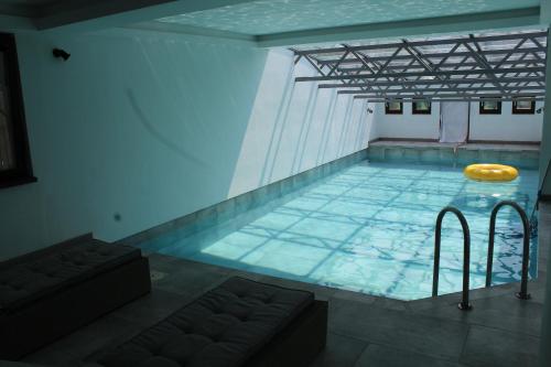 Villa Čengić 내부 또는 인근 수영장