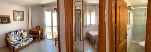 Habitación con dormitorio con cama y ventana en Apartamentos La Proa, en Torremolinos