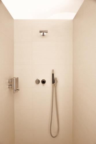 un baño con ducha con cabezal de ducha en Studio Emmi, en Liubliana
