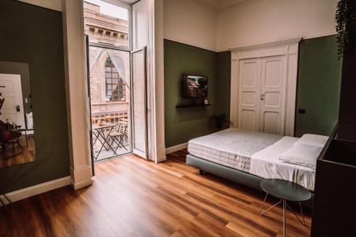 1 dormitorio con cama y ventana grande en Nova Relais, en Nápoles