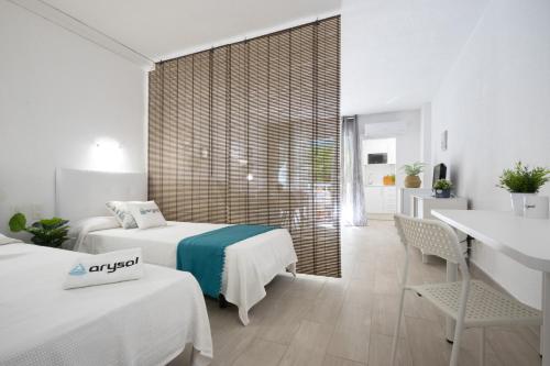a hotel room with two beds and a sink at Bonito estudio renovado in Salou