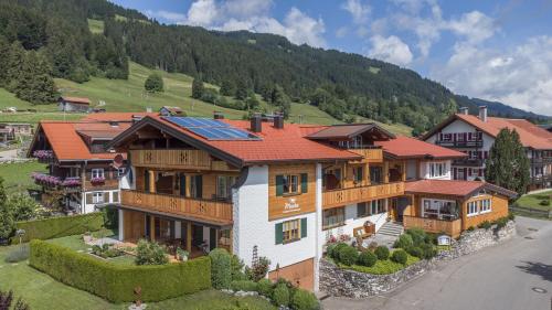 eine Luftansicht eines Hauses in einem Berg in der Unterkunft Landhaus Mucha - NATURPARK NAGELFLUHKETTE - Bergbahn im Sommer gratis in Bolsterlang